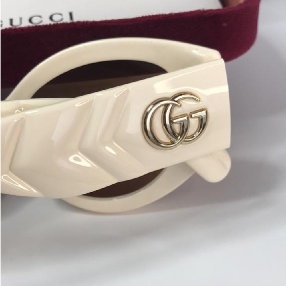 GUCCI GG0809S 002 cat eye sunglass comes in a ivory frame with brown lenses. - Picture 6 of 15